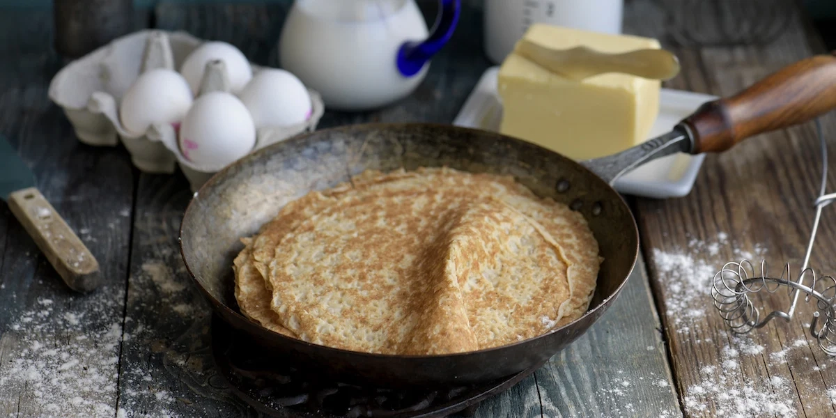 Pannkakor i en stekpanna. Om pannkakor görs med mjöl som behandlats med en svensk metod innehåller de mycket mer järn som kroppen kan ta upp.
