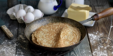 Pannkakor i en stekpanna. Om pannkakor görs med mjöl som behandlats med en svensk metod innehåller de mycket mer järn som kroppen kan ta upp.