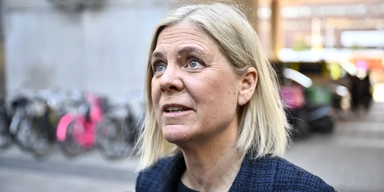Socialdemokraternas partiledare Magdalena Andersson (S) anländer till partiledardebatten på Kulturhuset Stadsteatern i Stockholm.