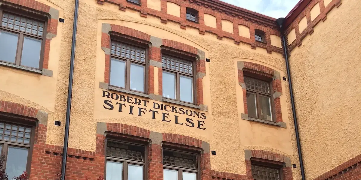 En av fastigheterna i bostadsstiftelsen Robert Dicksons stiftelses bestånd, här tillåts inte pensionärer skriva kontrakt varför pensionärer som bott länge i stiftelsens lägenheter inte får byta till mindre. Bilden har beskurits på höjden.