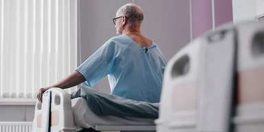 En man sitter på en sjuklhussäng. Färre än hälften av alla nya läkemedel som är godkända på EU-nivå finns tillgängliga i Sverige, visar en ny undersökning.