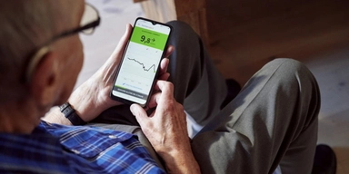 En äldre man med insulinpump. En ny rapport visar att bara väldigt få personer över 65 med typ 1-diabetes har tillgång till en insulinpump som ger bättre livskvalitet och minskar de akuta sjukdomsriskerna samt risken för följdsjukdomar.
