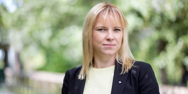 Mikaela Johnsson, LRF:s vice förbundsordförande, hon säger att krig, geopolitisk oro och störningar i den globala handeln har visat hur snabbt vi kan bli sårbara men att vi ändå fortfarande har ett livsmedelssystem där både maten och produktionen är beroende av import.