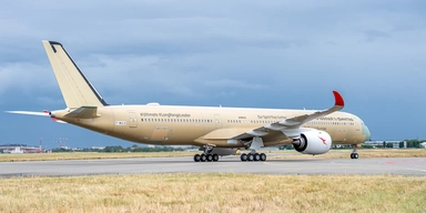 Det Australiensiska flygbolaget Qantas Airways nya flygplan Airbus A350-1000ULR, som har tagits fram för att kunna flyga långa distanser utan att behöva mellanlanda för att tanka. Här har planet landat efter sin första provflygning.