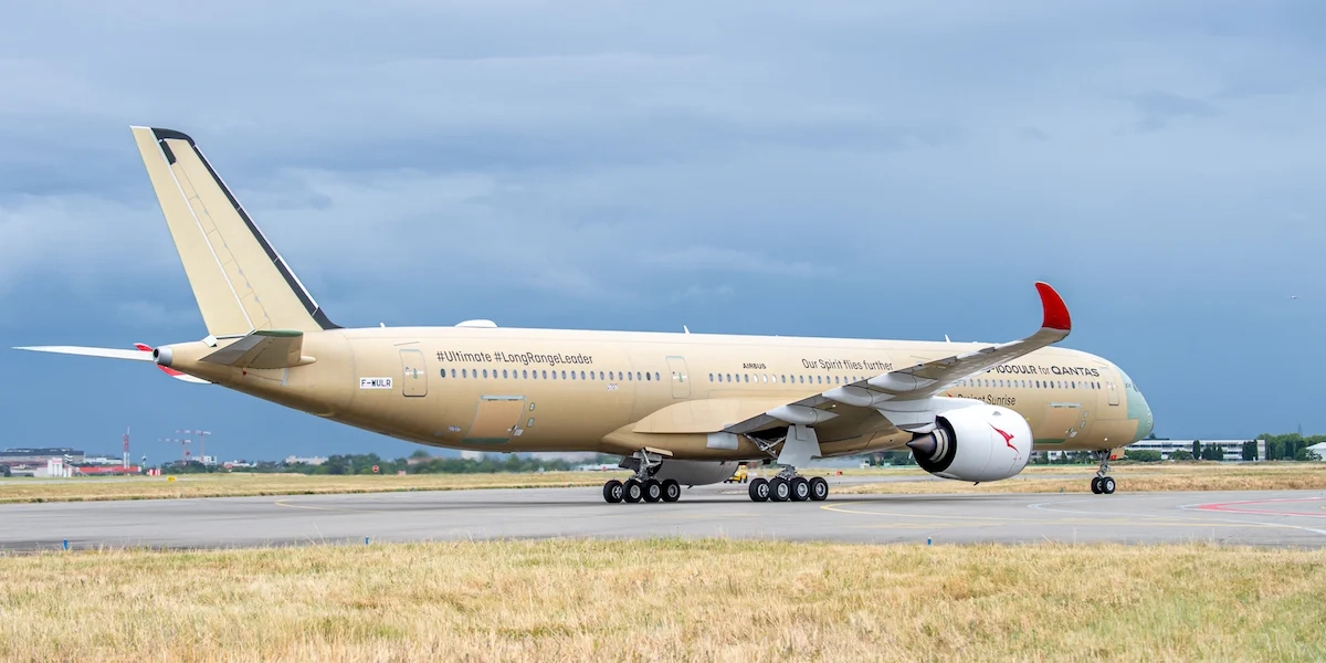 Det Australiensiska flygbolaget Qantas Airways nya flygplan Airbus A350-1000ULR, som har tagits fram för att kunna flyga långa distanser utan att behöva mellanlanda för att tanka. Här har planet landat efter sin första provflygning.