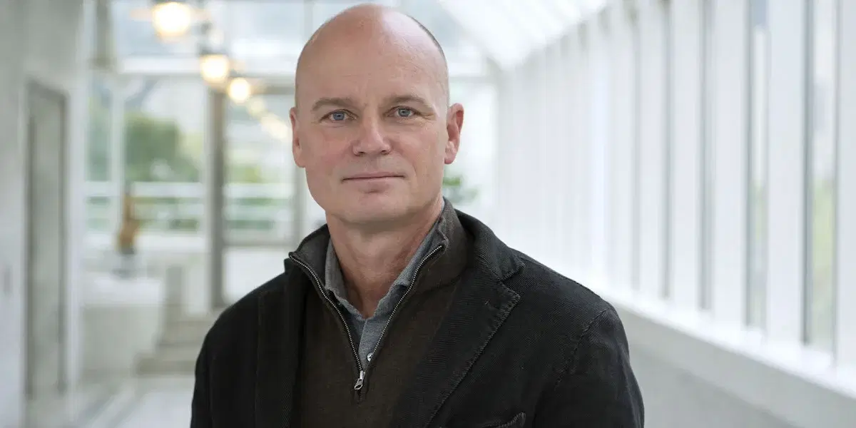 Håkan Svärdman, pensionsexpert på Folksam, han säger att många i gruppen utrikesfödda har en väsentligt lägre pension jämfört med samtliga pensionärer och att skillnaden ökat kraftigt över tid.