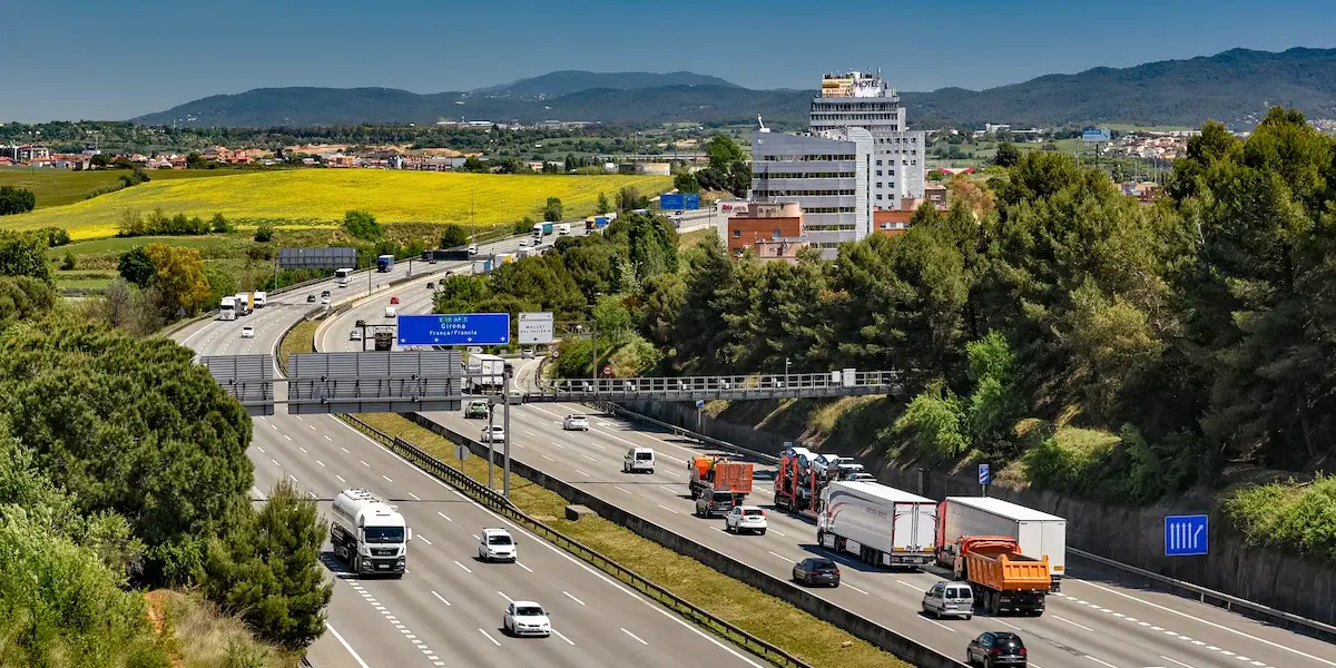 Motorvägen AP-7, som även kallas Autopista del Mediterráneo, alltså Medelhavsmotorvägen. Bilden har beskurits på höjden