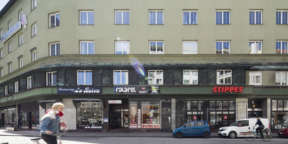 Ett bostadshus. Fler och fler svenskar känner sig otrygga i sitt bostadsområde, det visar en ny undersökning.