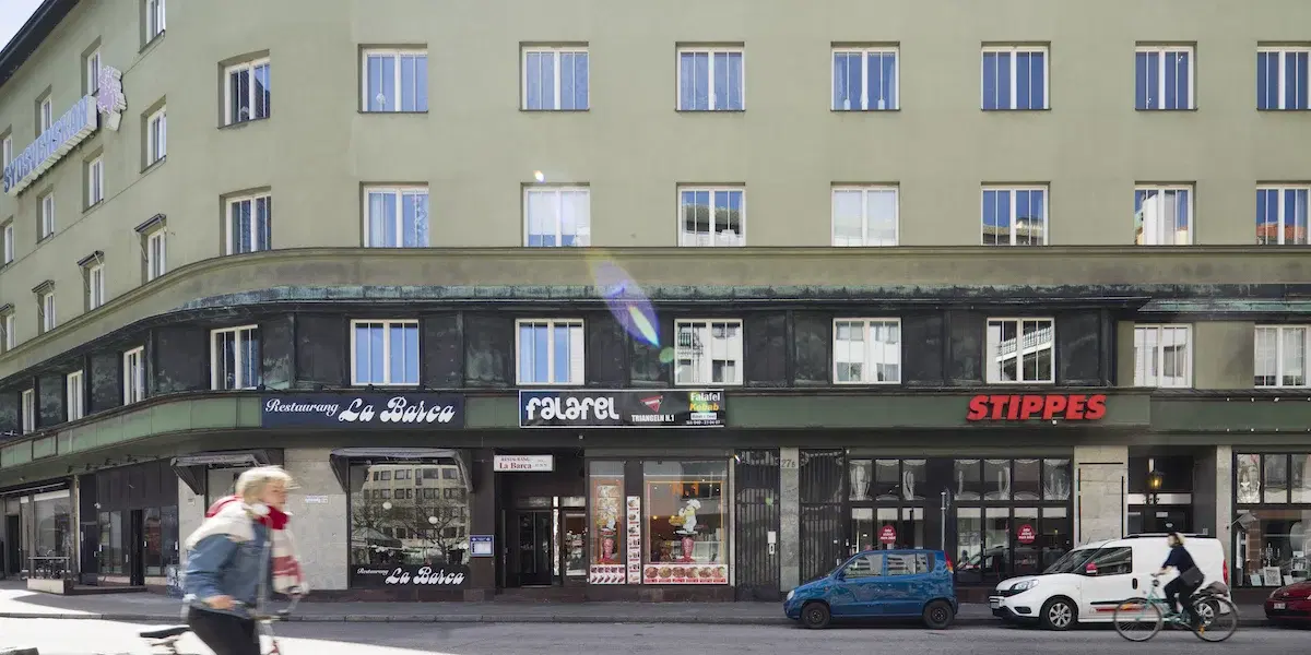 Ett bostadshus. Fler och fler svenskar känner sig otrygga i sitt bostadsområde, det visar en ny undersökning.