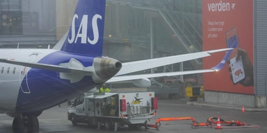 Ett SAS-flyg tankas på Gardermoen flygplats i Oslo. Arkivbild.