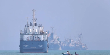 Fartyg väntar på passage genom Hormuzsundet utanför Bandar Abbas, Iran, tidigare i juni.