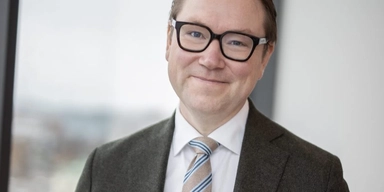 Fredrik Engström, ordförande Svensk Inkasso, han säger att nu när brev får längre leveranstider ökar risken att människor missar viktiga betalningar, särskilt under sommaren när många är bortresta.