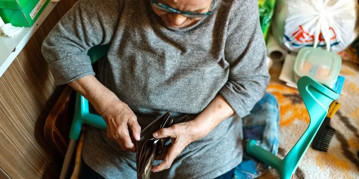 En äldre kvinna letar i sin plånbok. En ny rapport från Jämställdhetsmyndigheten som bygger på en studie visar att det är lätt att maskera ekonomiskt våld mot äldre som hjälp eller omsorg.