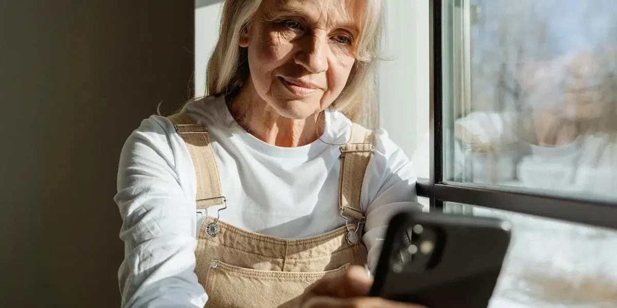 En kvinna kollar på en mobiltelefon. AI blir en allt större del av vardagen, men de som redan har svårt att hänga med i den digitala utvecklingen riskerar att hamna utanför.