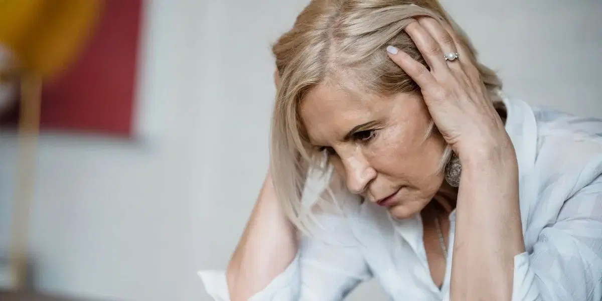 En bekymrad kvinna. Sjukersättningen har försvagats och ger sämre ekonomiskt skydd vid långvarig arbetsoförmåga, det visar Inspektionen för socialförsäkringen, ISF, i en ny rapport