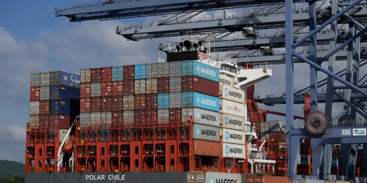 Priserna för internationell frakt ökar. På bilden containrar som lastas på och av i hamnen i Panama City. Arkivbild