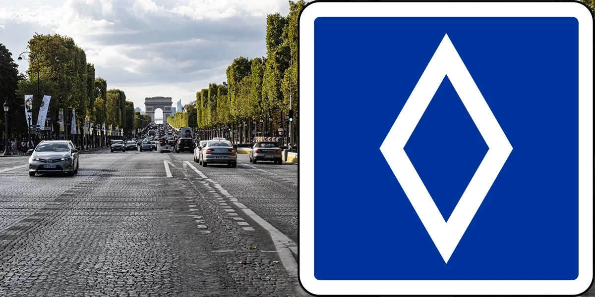 En väg i Paris och ett blått vägmärke med en vit romb.