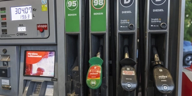 Sänkt bränsleskatt är en av stödåtgärderna som krånglar till inflationssiffrorna inför Riksbankens räntebeslut. Arkivbild.