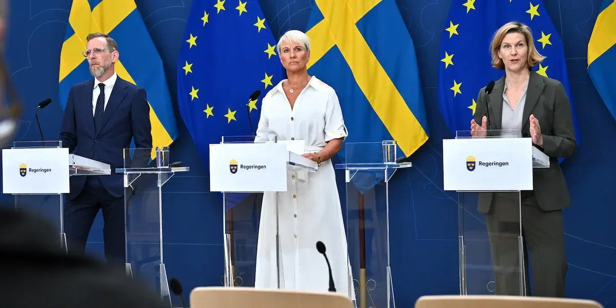 Socialminister Jakob Forssmed (KD), äldre- och socialförsäkringsminister Anna Tenje (M) och jämställdhetsminister Nina Larsson (L) vid en pressträff där de berättade att regeringen har beslutat att tillsätta en utredning för att stärka tryggheten och säkerheten för äldre inom äldreomsorgen.