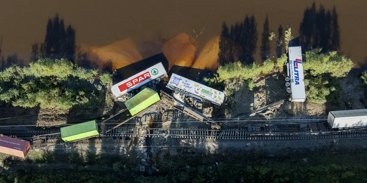 Klimatförändringarna kan orsaka extremväder, i september 2025 orsakade ett skyfall omfattande trafikkaos i Västernorrland med urspårade tåg och underminerade vägar. En undersökning visar nu att majoriteten av svenskarna oroar sig för klimatförändringarnas påverkan på ekonomin.