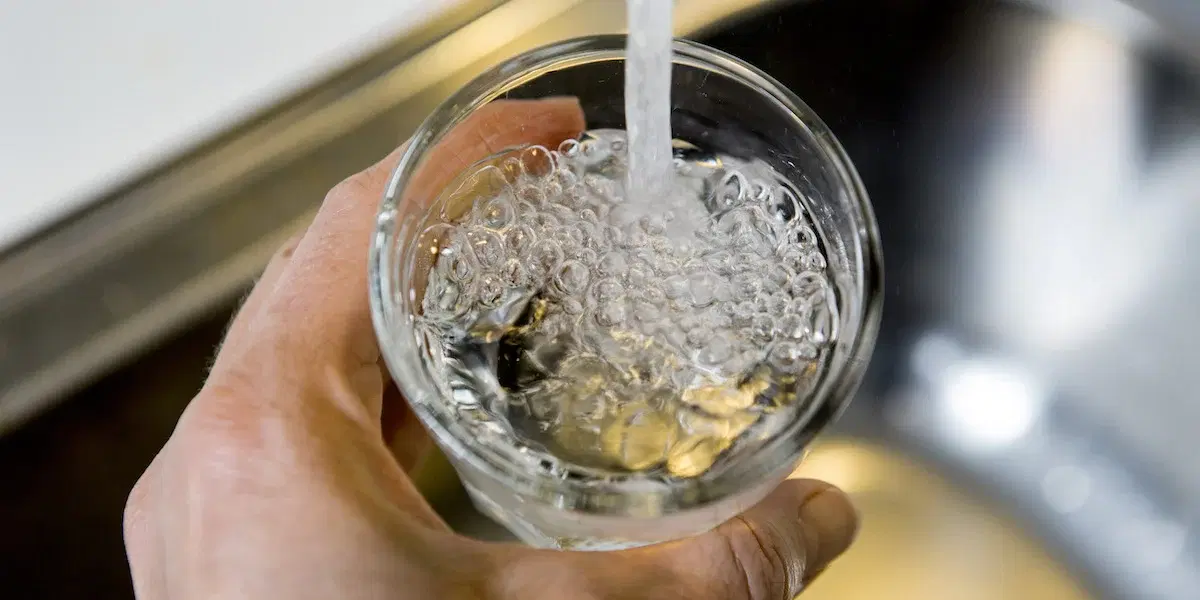 Dricksvatten hälls upp i ett glas.
