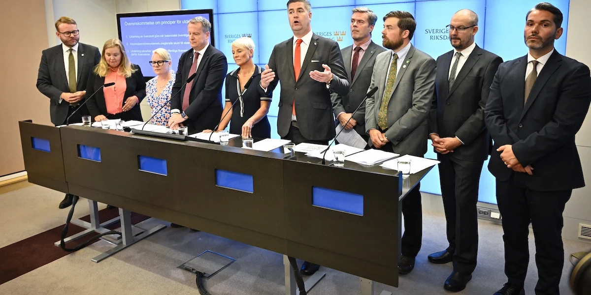 Pensionsgruppen i augusti 2025, med Viktor Wärnick (M), Ida Gabrielsson (V), Martina Johansson (C), Anders Ygeman (S), Anna Tenje (M) äldre- och socialtjänstminister, Oscar Sjöstedt (SD), Hans Eklind (KD), Malte Tängmark Roos (MP), Ola Möller (S) och Patrik Karlson (L).