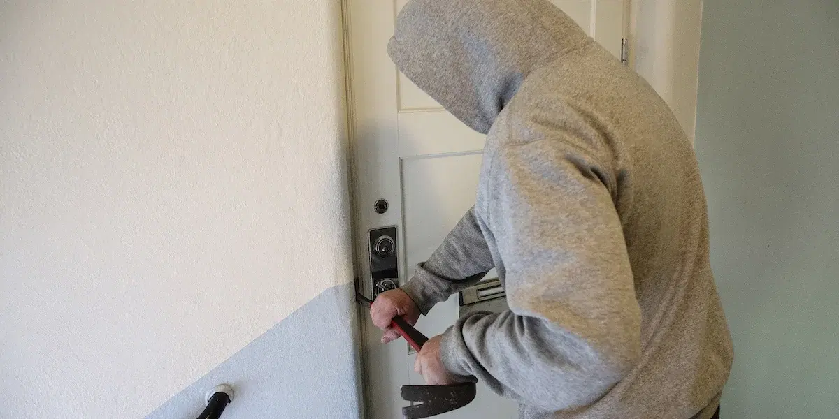 En person bryter upp en dörr. Under en relativt kort period har ovanligt många dödsbon drabbats av inbrott i Blekinge och nordöstra Skåne. Polisen tror att tjuvarna går igenom publicerade dödsannonser för att hitta hem som står tomma.