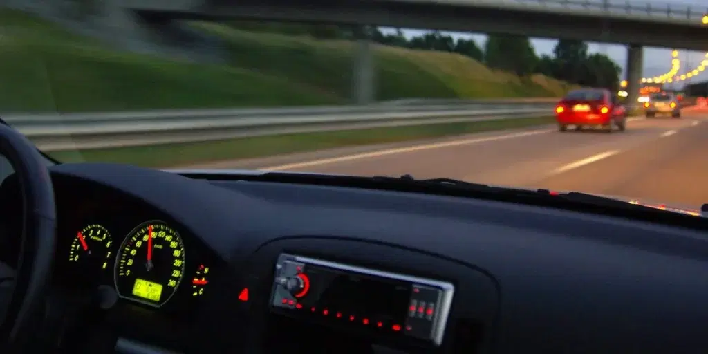 En bil med hastighetsmätaren som visar på ungefär 100 kilometer i timmen. 