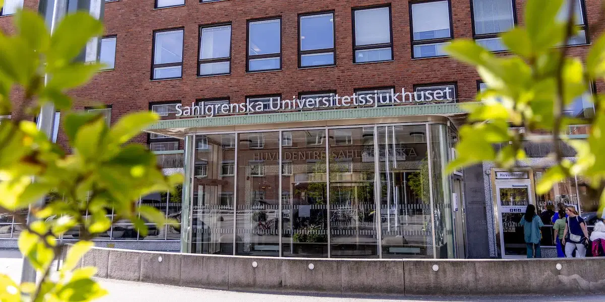 Huvudentrén Sahlgrenska Universitetssjukhuset i Göteborg. Några experter vid Sahlgrenska Universitetssjukhuset ger råd om hur du ska ta hand om din hälsa i sommar.