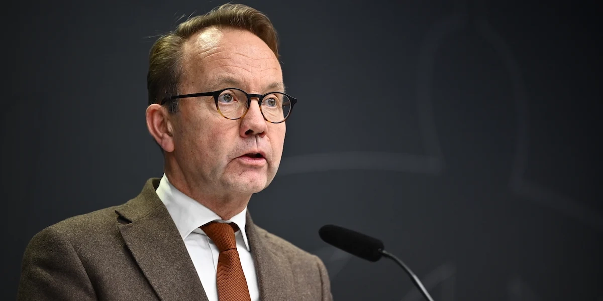 Socialstyrelsens generaldirektör Björn Eriksson, han säger att tillgången till rätt kompetens är avgörande för att äldre personer ska få en trygg och kvalitativ vård och omsorg även under sommaren.