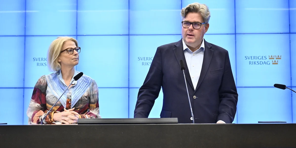 Elisabeth Svantesson (M) och Gunnar Strömmer (M) under en pressträff den 18 juni 2026, då de presenterar ett vallöfte om en bred skattesänkning för alla som arbetar och har arbetat, alltså även för pensionärer som har arbetat ihop till sin pension.