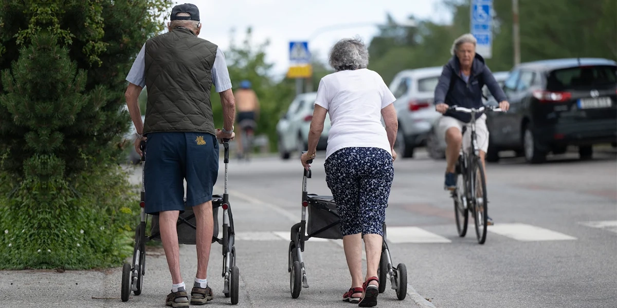 Pensionärer på promenad med varsin rullator i Stockholm. Ojämlikheten i samhället syns i pensionerna, kvinnor får mycket lägre pension än män.