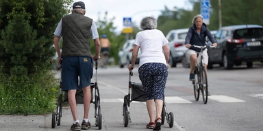 Pensionärer på promenad med varsin rullator i Stockholm. Ojämlikheten i samhället syns i pensionerna, kvinnor får mycket lägre pension än män.