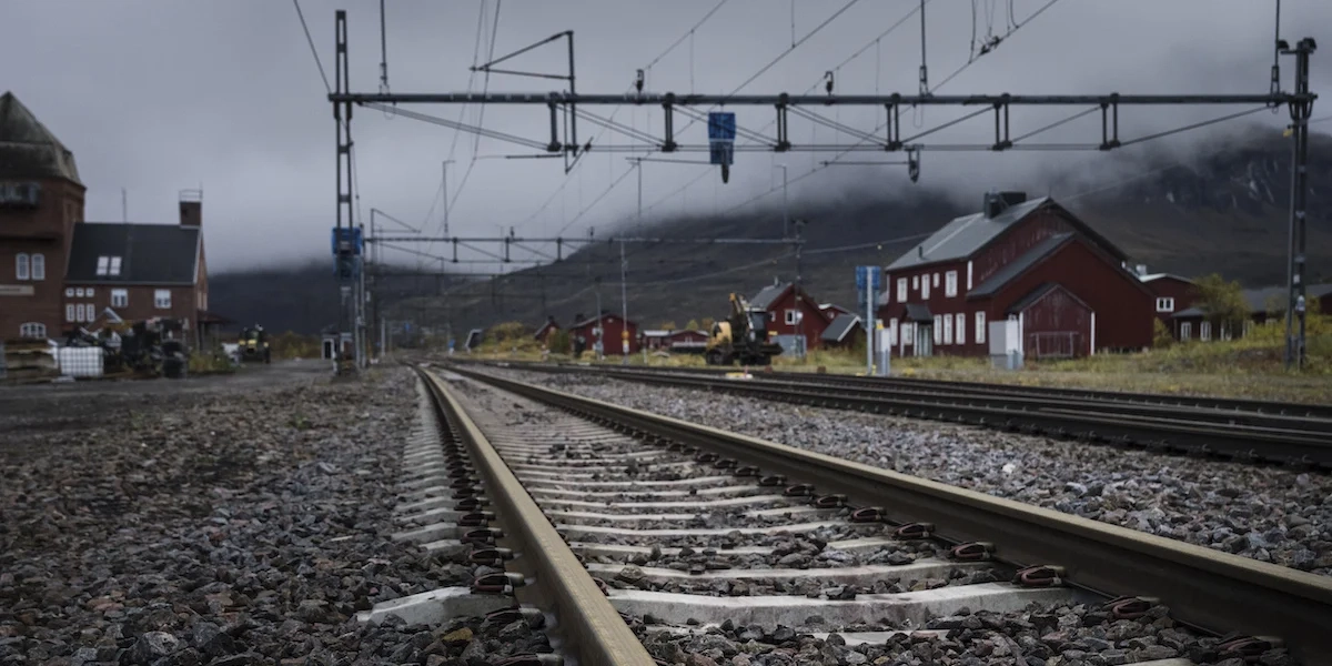Malmbanan som går mellan Luleå och Narvik, den har fått en ny anslutning, en ny järnväg från det nya industriområdet som växer fram i Boden är nu klar.