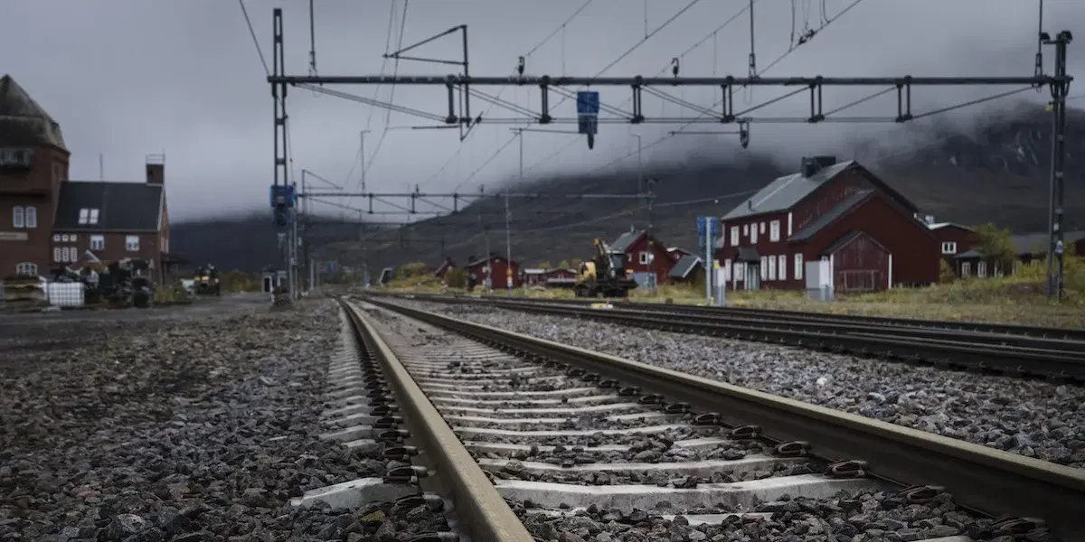 Malmbanan som går mellan Luleå och Narvik, den har fått en ny anslutning, en ny järnväg från det nya industriområdet som växer fram i Boden är nu klar.