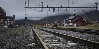 Malmbanan som går mellan Luleå och Narvik, den har fått en ny anslutning, en ny järnväg från det nya industriområdet som växer fram i Boden är nu klar.