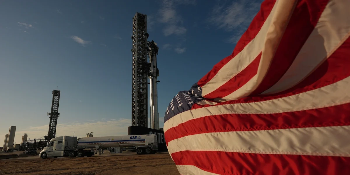 Space X:s raket Starship förbereds för en testflygning från Starbase, Texas, fredagen den 22 maj 2026. År 2025 utförde Space X:s raketer mer än 80 procent av USA:s licensierade rymduppskjutningar.