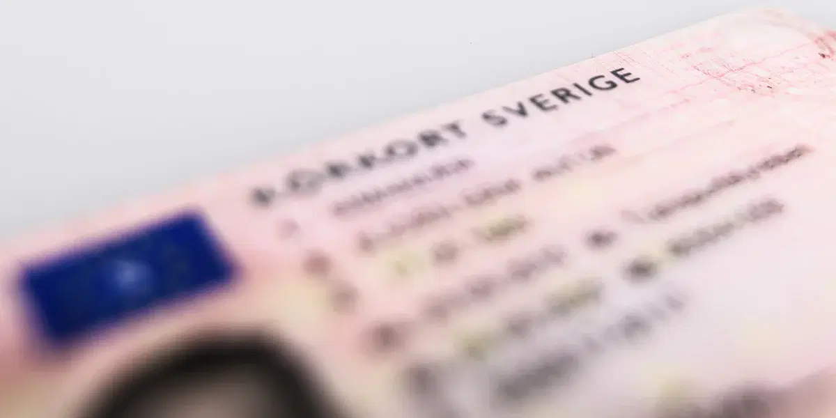 Ett körkort. I en promemoria föreslår Justitiedepartementet att ett enda statligt identitetskort ska ersätta de identitetskort som utfärdas av staten, vilket innebär att körkort enligt förslaget inte längre ska gälla som identitetskort.