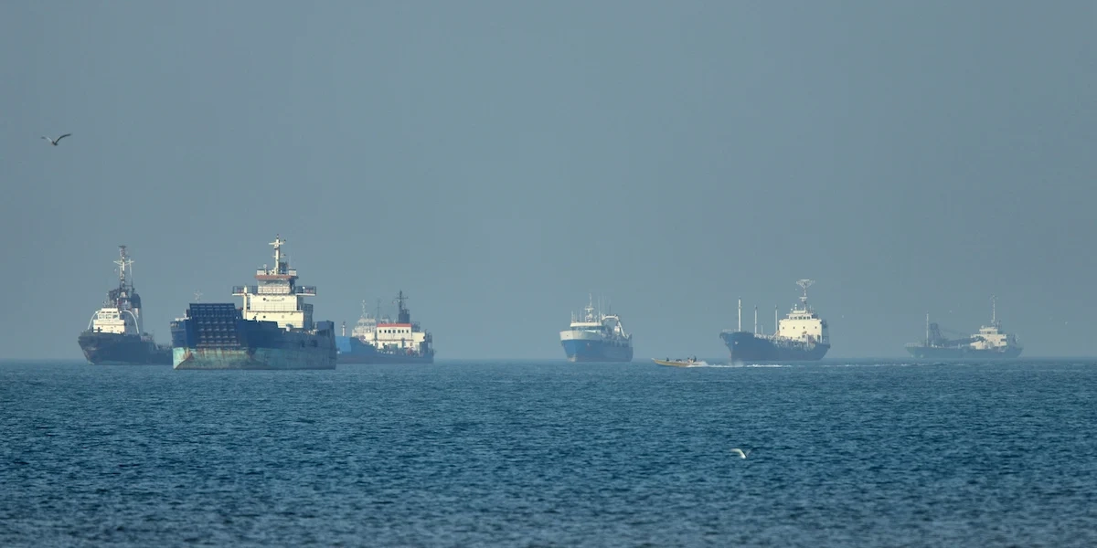 Lastfartyg ligger för ankar vid kusten i Hormuzsundet utanför Bandar Abbas i Iran. I ett längre perspektiv kommer det stängda Hormuzsundet påverka de globala försörjningskedjorna för bensin, diesel och LNG.
