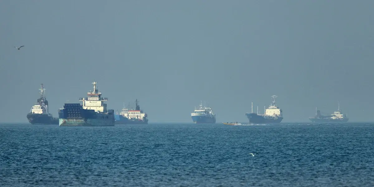 Lastfartyg ligger för ankar vid kusten i Hormuzsundet utanför Bandar Abbas i Iran. I ett längre perspektiv kommer det stängda Hormuzsundet påverka de globala försörjningskedjorna för bensin, diesel och LNG.