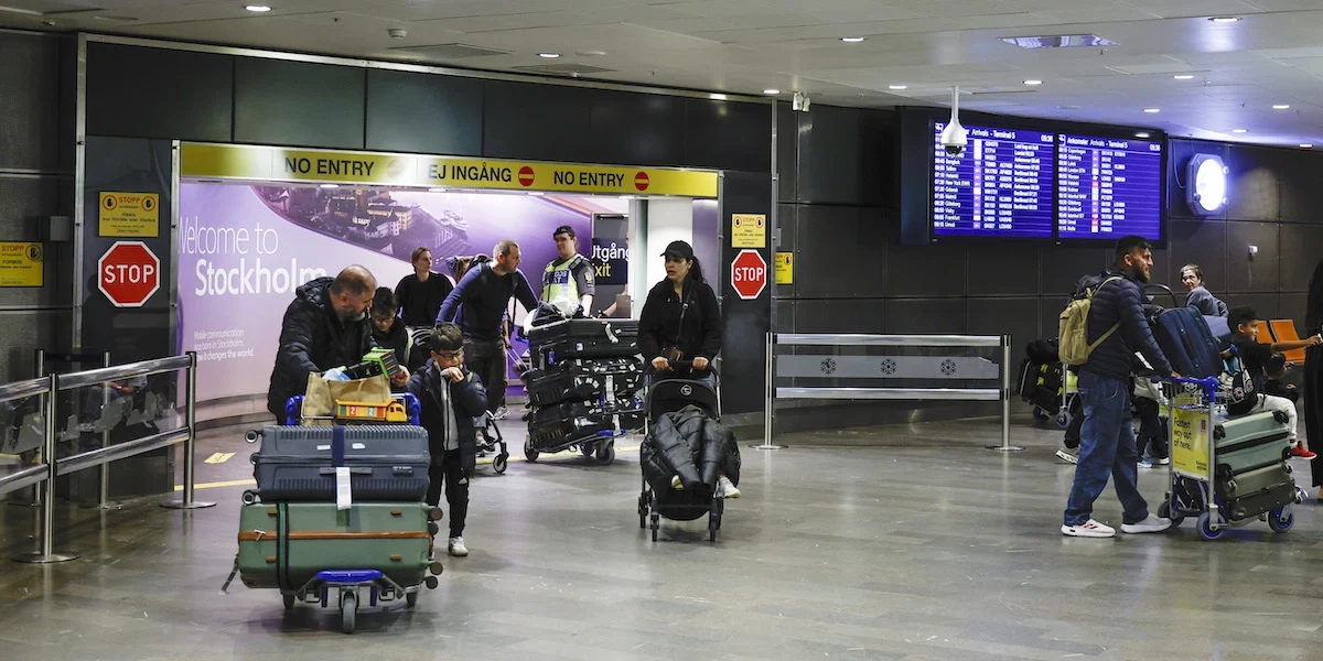 Resenärer på Arlanda flygplats. Det kan vara lätt att glömma små detaljer inför en resa men här får du tips som gör att du i alla fall inte glömmer några av de saker som många missar.