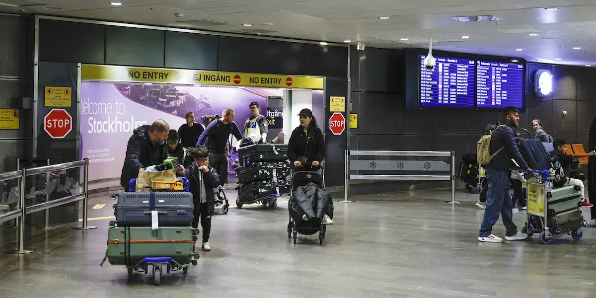 Resenärer på Arlanda flygplats. Det kan vara lätt att glömma små detaljer inför en resa men här får du tips som gör att du i alla fall inte glömmer några av de saker som många missar.