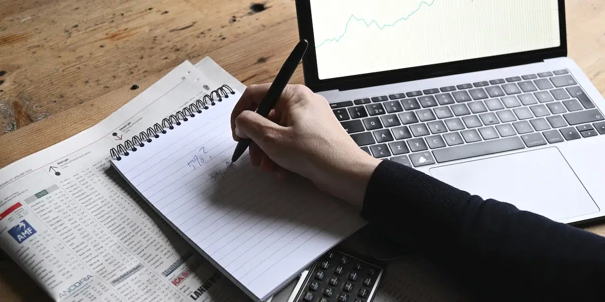 Nägon sitter vid datorn och räknar på avkastning. Skillnaden mellan hur förmögna investerare investerar och hur de flesta småinvesterare investerar är inte vilka verktyg de använder, det är hur de använder dem.