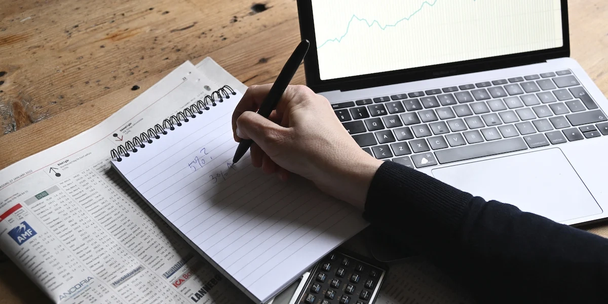 Nägon sitter vid datorn och räknar på avkastning. Skillnaden mellan hur förmögna investerare investerar och hur de flesta småinvesterare investerar är inte vilka verktyg de använder, det är hur de använder dem.