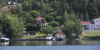 Hus i strandnära läge ute på Värmdö i Stockholms skärgård. Regeringen vill att fler ska få bygga nära stränder och Naturskyddsföreningen menar att strandskyddsutredningens förslag hotar både värdefulla ekosystem och allmänhetens tillgång till stränder. (Foto: Fredrik Sandberg/TT)