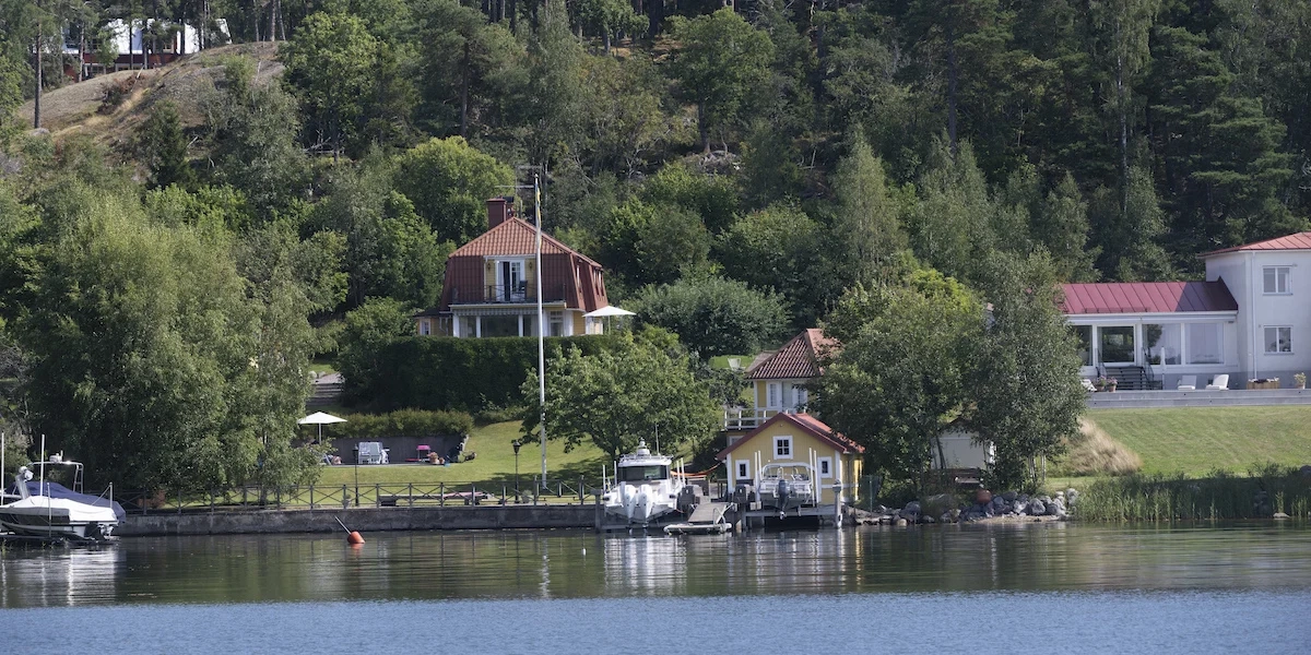 Hus i strandnära läge ute på Värmdö i Stockholms skärgård. Regeringen vill att fler ska få bygga nära stränder och Naturskyddsföreningen menar att strandskyddsutredningens förslag hotar både värdefulla ekosystem och allmänhetens tillgång till stränder. (Foto: Fredrik Sandberg/TT)