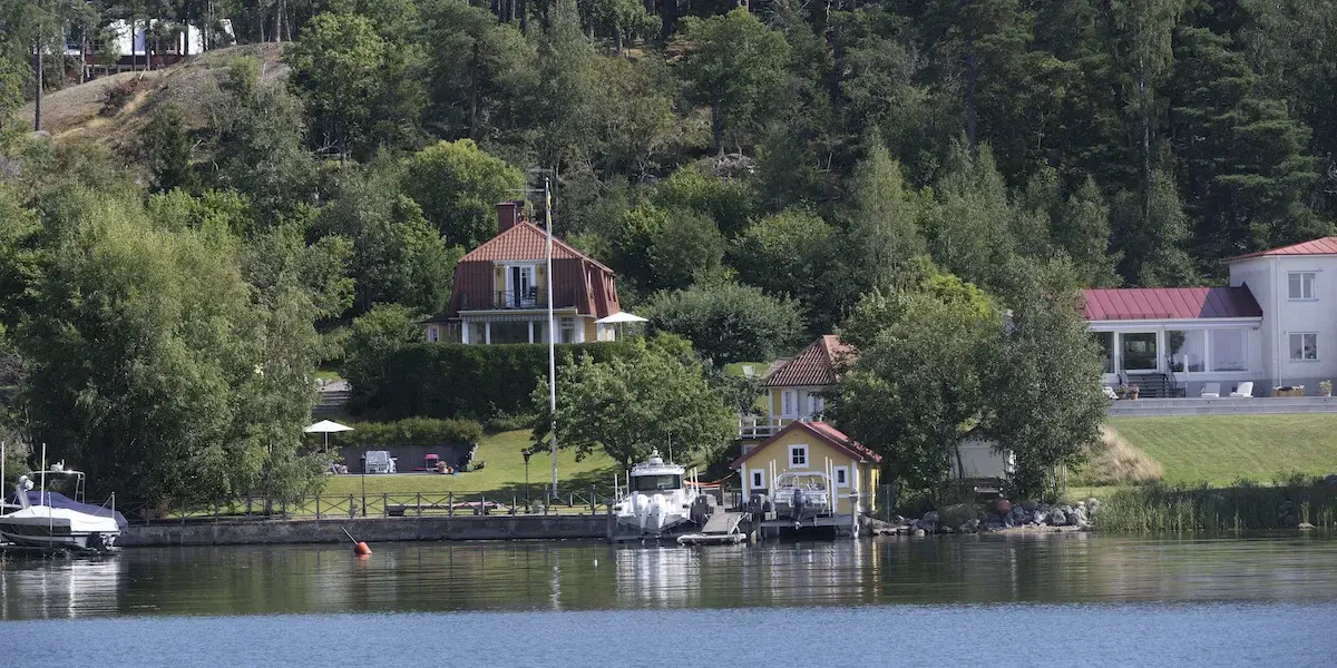 Hus i strandnära läge ute på Värmdö i Stockholms skärgård. Regeringen vill att fler ska få bygga nära stränder och Naturskyddsföreningen menar att strandskyddsutredningens förslag hotar både värdefulla ekosystem och allmänhetens tillgång till stränder. (Foto: Fredrik Sandberg/TT)