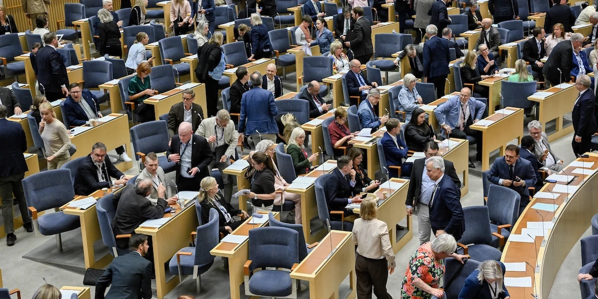 Riksdagsledamöter lämnar en fullsatt plenisal efter omröstning i riksdagen i maj 2026. Vid förra riksdagsvalet, 2022, valdes 12 personer som var 65 år eller äldre in i riksdagen. I årets riksdagsval ser det ut att bli lika få.