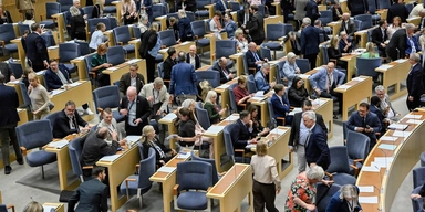 Riksdagsledamöter lämnar en fullsatt plenisal efter omröstning i riksdagen i maj 2026. Vid förra riksdagsvalet, 2022, valdes 12 personer som var 65 år eller äldre in i riksdagen. I årets riksdagsval ser det ut att bli lika få.