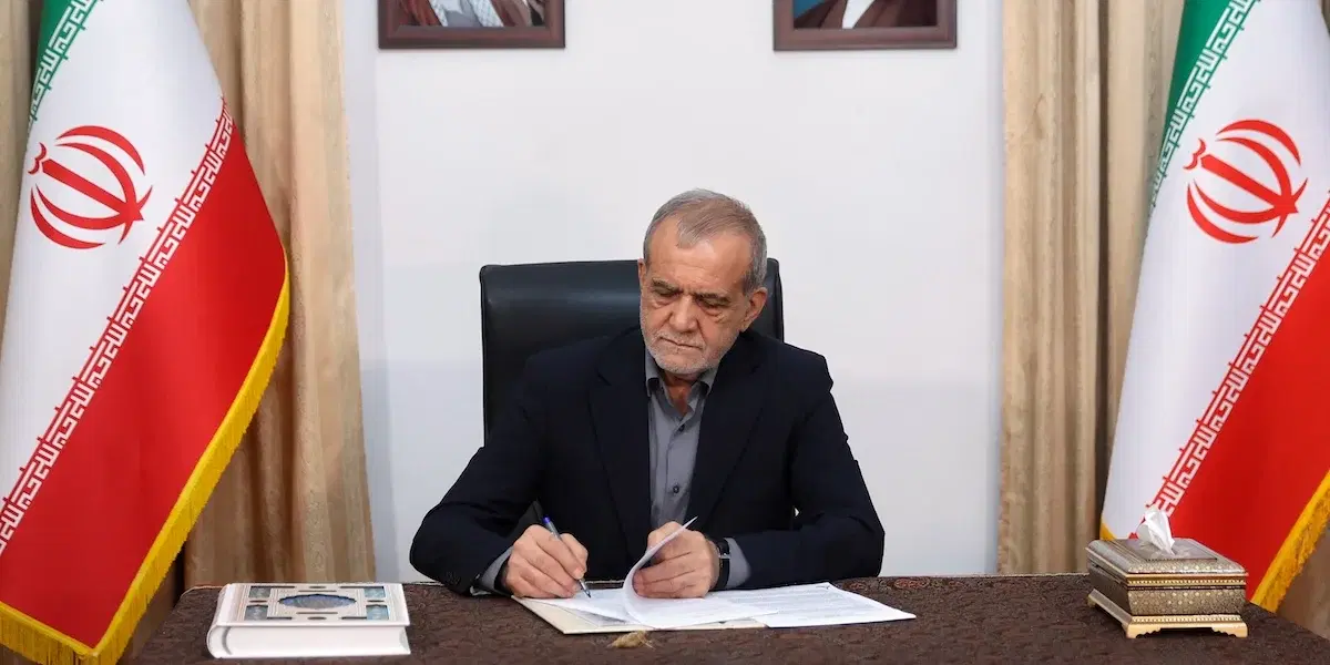 Irans president Masoud Pezeshkian undertecknar ett samförståndsavtal som undertecknats av USA:s president Donald Trump, i Teheran, Iran, torsdagen den 18 juni 2026.